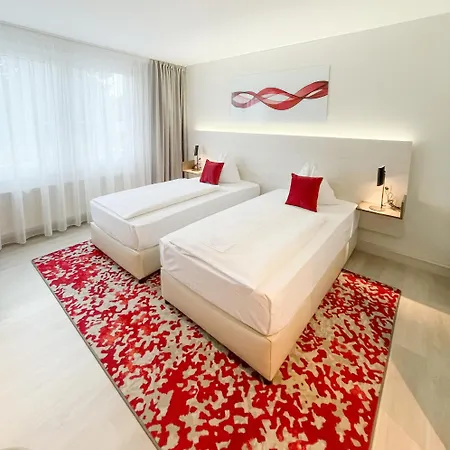 Ramada By Wyndham מלון