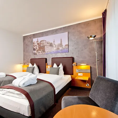 Ramada By Wyndham מלון