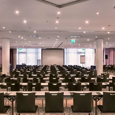 酒店 Ramada By Wyndham 4*